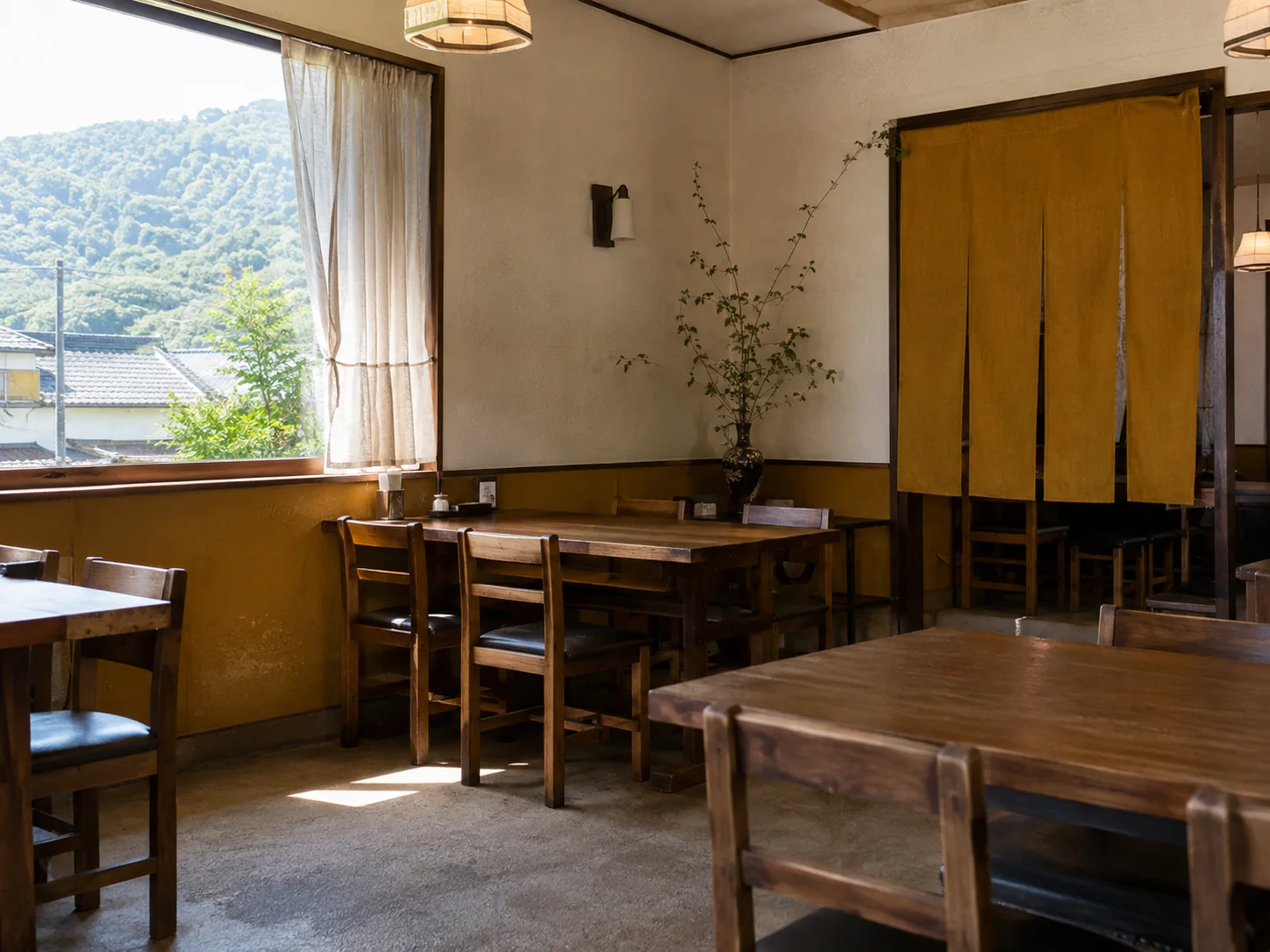 山の景色が見える食堂内観のデモ用イメージ